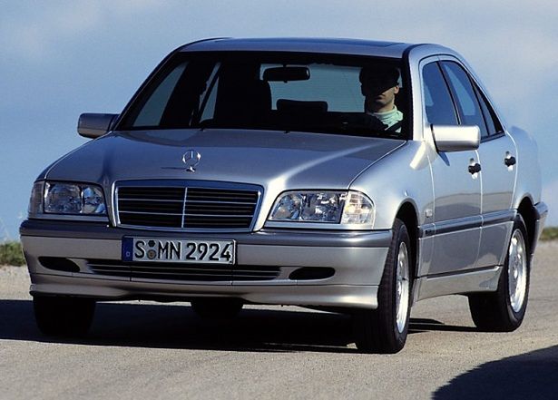 Mercedes-Benz Třída C W202 (1993-2001) – pojistková skříňka