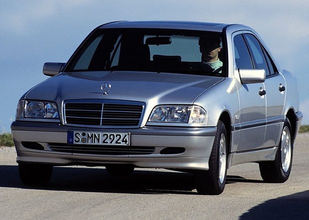 Mercedes-Benz Třída C w202 motor C280 (1999) – pojistková skříňka